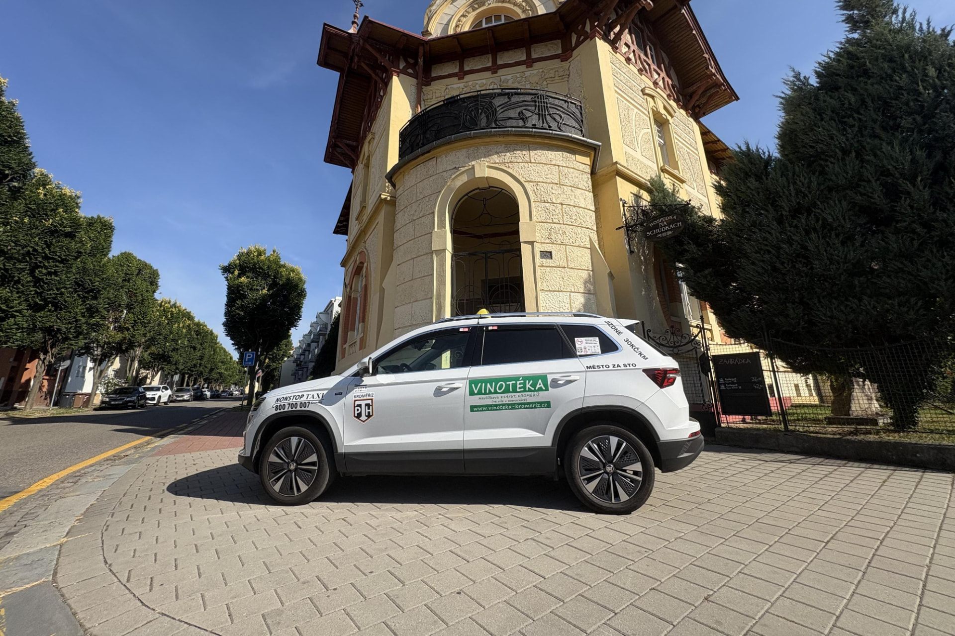 Vůz Nonstop taxi Kroměříž zaparkovaný v centru Kroměříže